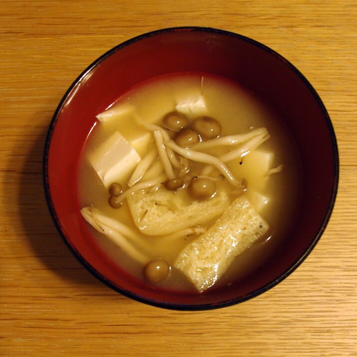 豆腐と油あげとしめじのお味噌汁